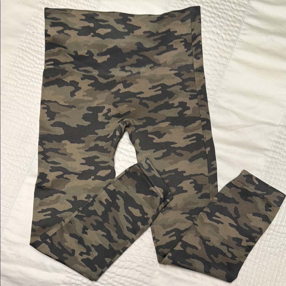 SPANX Look At Me Now Camo Leggings/ Tights Capri Crop Like New S